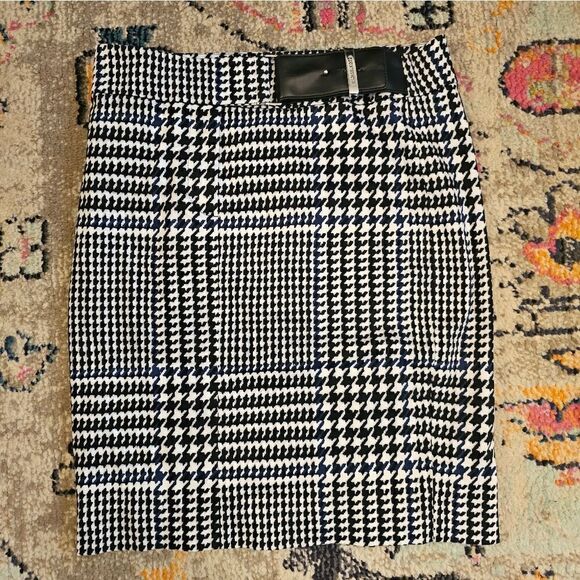 Michael Kors Dresses & Skirts - Michael Kors hounds tooth skirt with built in belt. Sz 4. 20.5" top to bottom